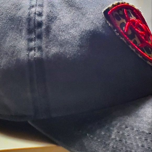 Ariat lepard shield. Women pony tail softball style hat. - Picture 4 of 12